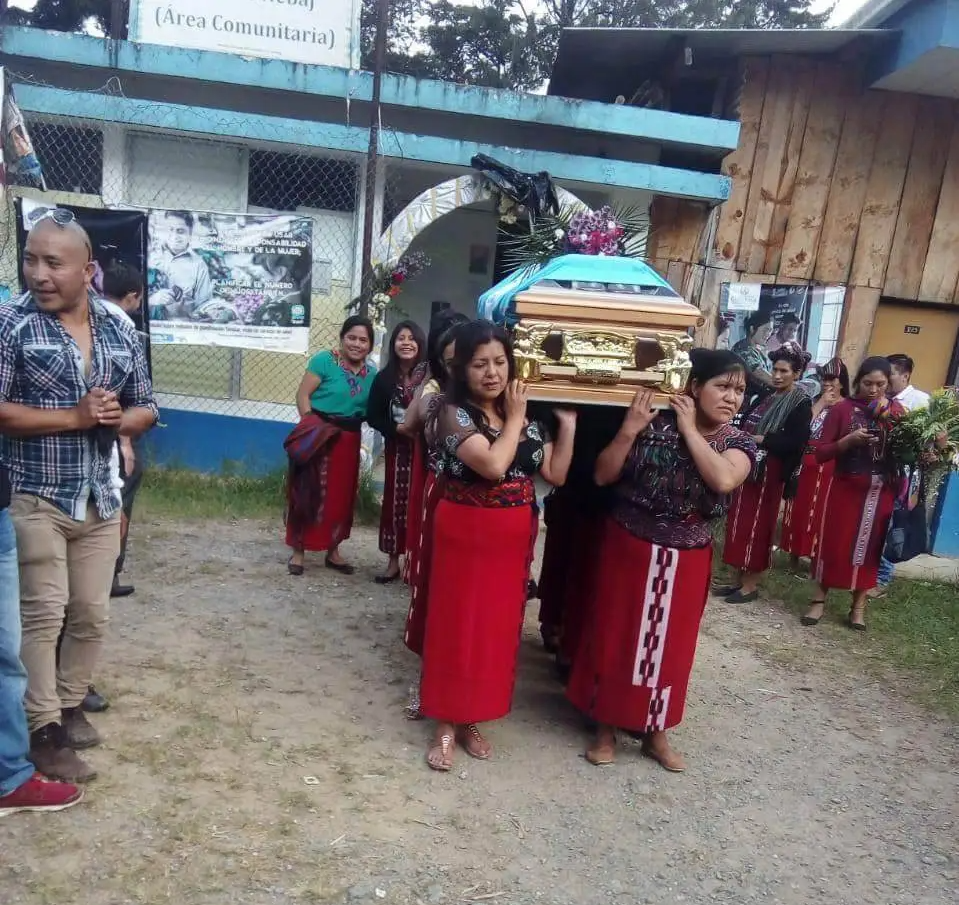  Mujeres cargan los restos de Juana Raymundo en su sepelio. Foto: Santiago Boton. 